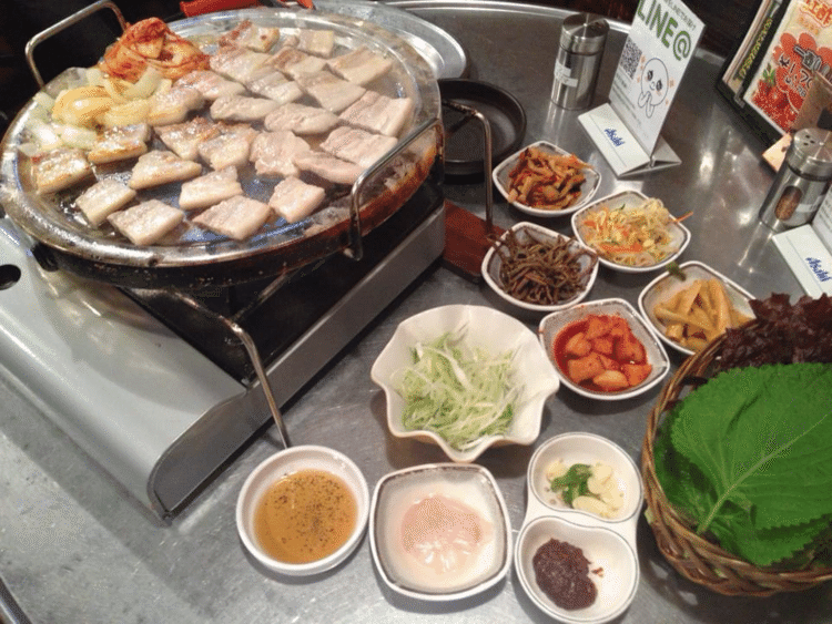 2013年のお昼は久々に大久保に来たので韓国料理店「カントンの思い出」でサムギョプサルと辛ラーメン。サムギョプサル後の石焼きキムチチャーハンを楽しみにしていたが、サムギョプサルが2人前からで、腹いっぱい。玉砕。(T ^ T)
