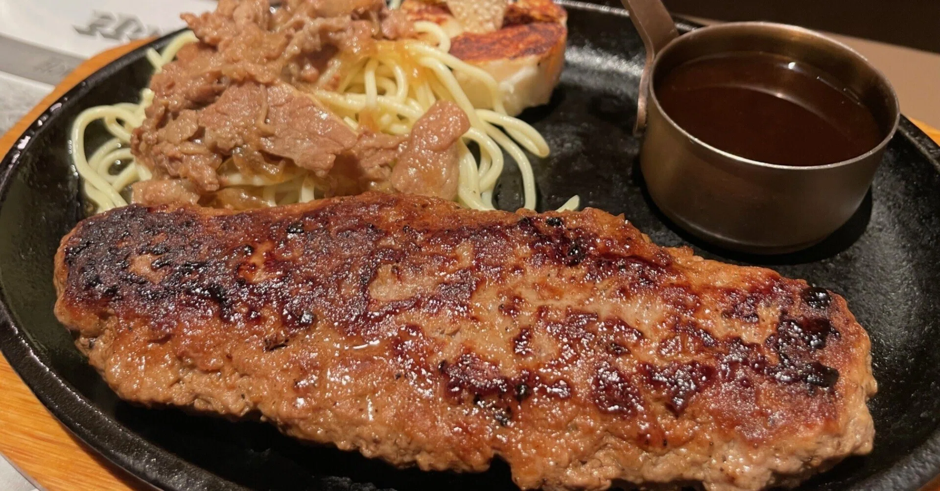 香ばしい匂いで店内が充満します😆手ごねハンバーグ「グリルハンター