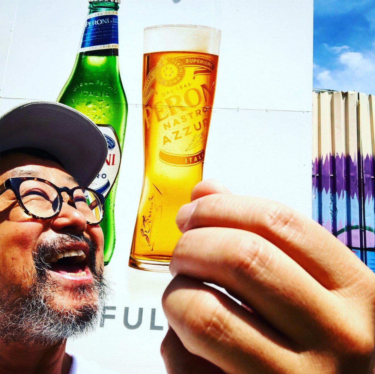 カンパーイ 昼間の陽気と打って変わり 夜に向かう時間帯はひんやりとした風が 吹いてる Senri Oe 大江千里 Note