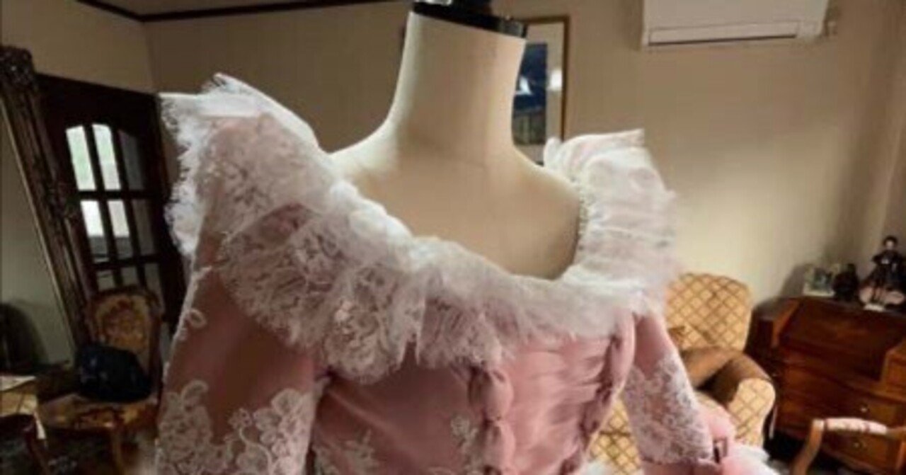 オートクチュールドレスの最終仕上げ！中世ヨーロッパ調