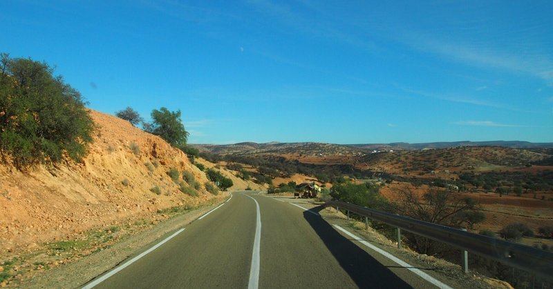 アルガンの木が生える砂漠の山道を通ってモロッコ南部へ(2023年11月21日)