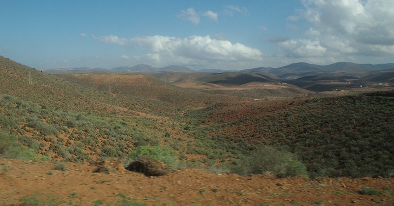 砂漠の山を越えて、可愛い名前のモロッコ最後の町、タンタンへ(2023年11月25日)