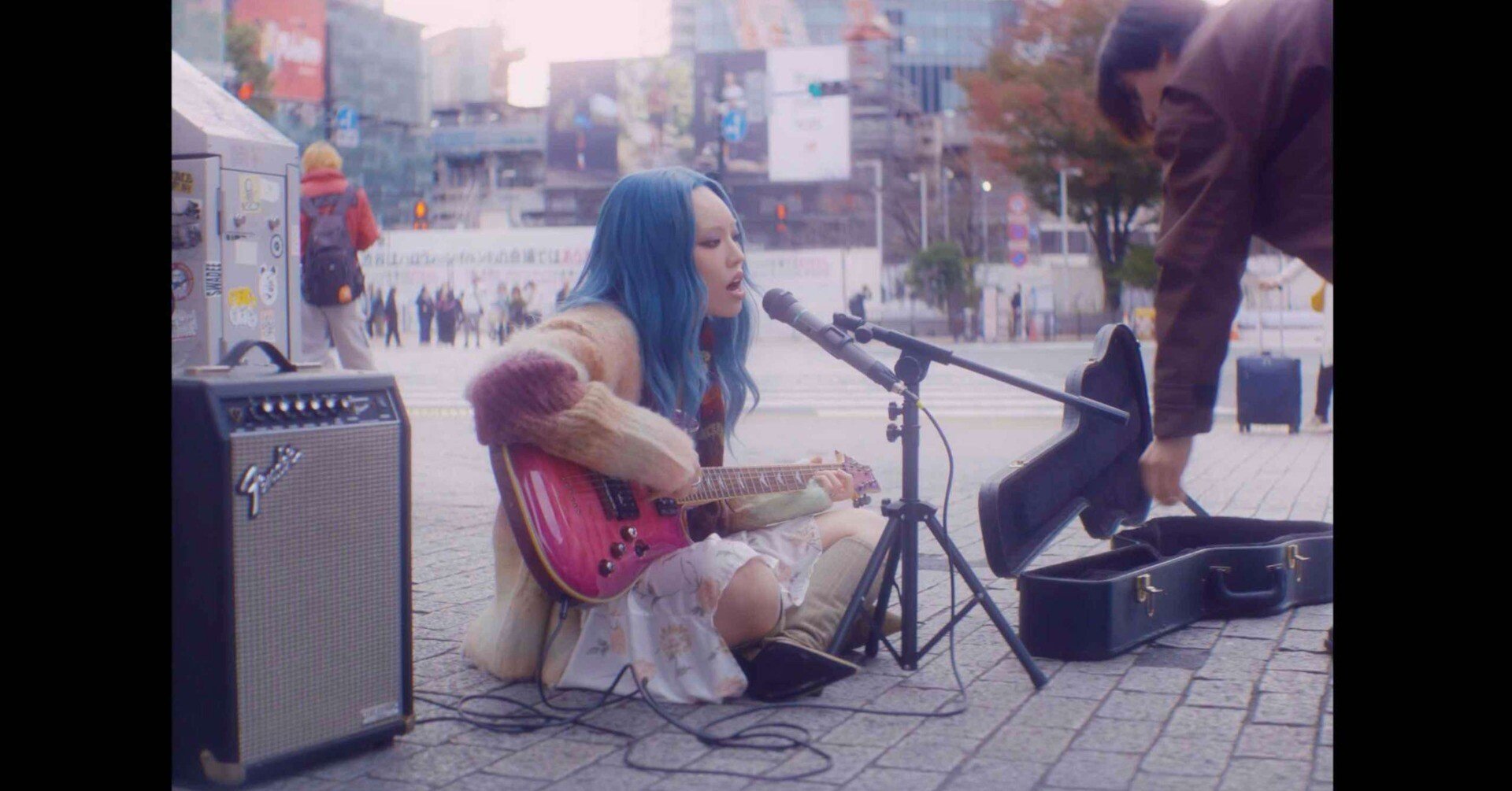 ちゃんみな、渋谷の街中で撮影した新曲「Biscuit」のコンセプトビデオ