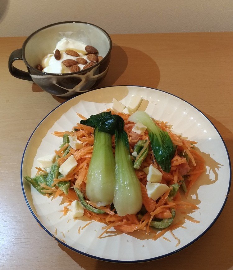 20190526　夕ご飯
茹でたチンゲンサイ、せんぎり人参、チーズ、ピーマンのあえもの、ヨーグルト