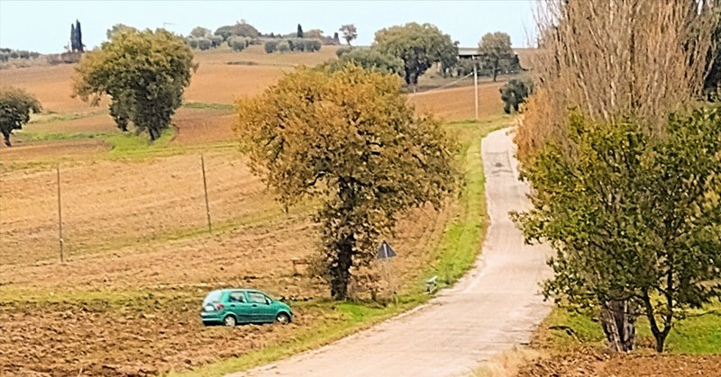 アクション映画並みに車で滑って飛んだ朝