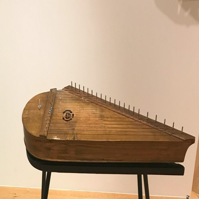 カンテレ奏者ハンナ・リューナネンとさまざまなカンテレ楽器｜Kieli