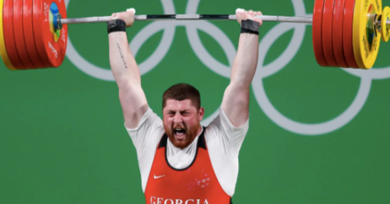 153kgのバーベルを頭上まで持ち上げるプロにウエイトリフティングの