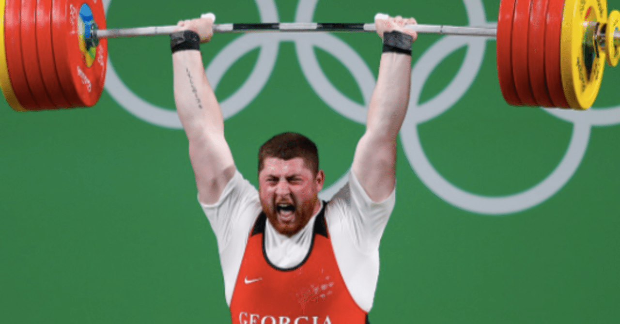 153kgのバーベルを頭上まで持ち上げるプロにウエイトリフティングの