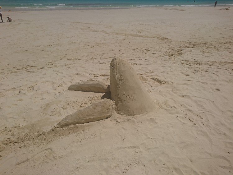 伊良部は渡口の浜に出没する砂海豚(サンドドルフィン)。
今日は顔を砂の海から顔を出してくれました(嘘)