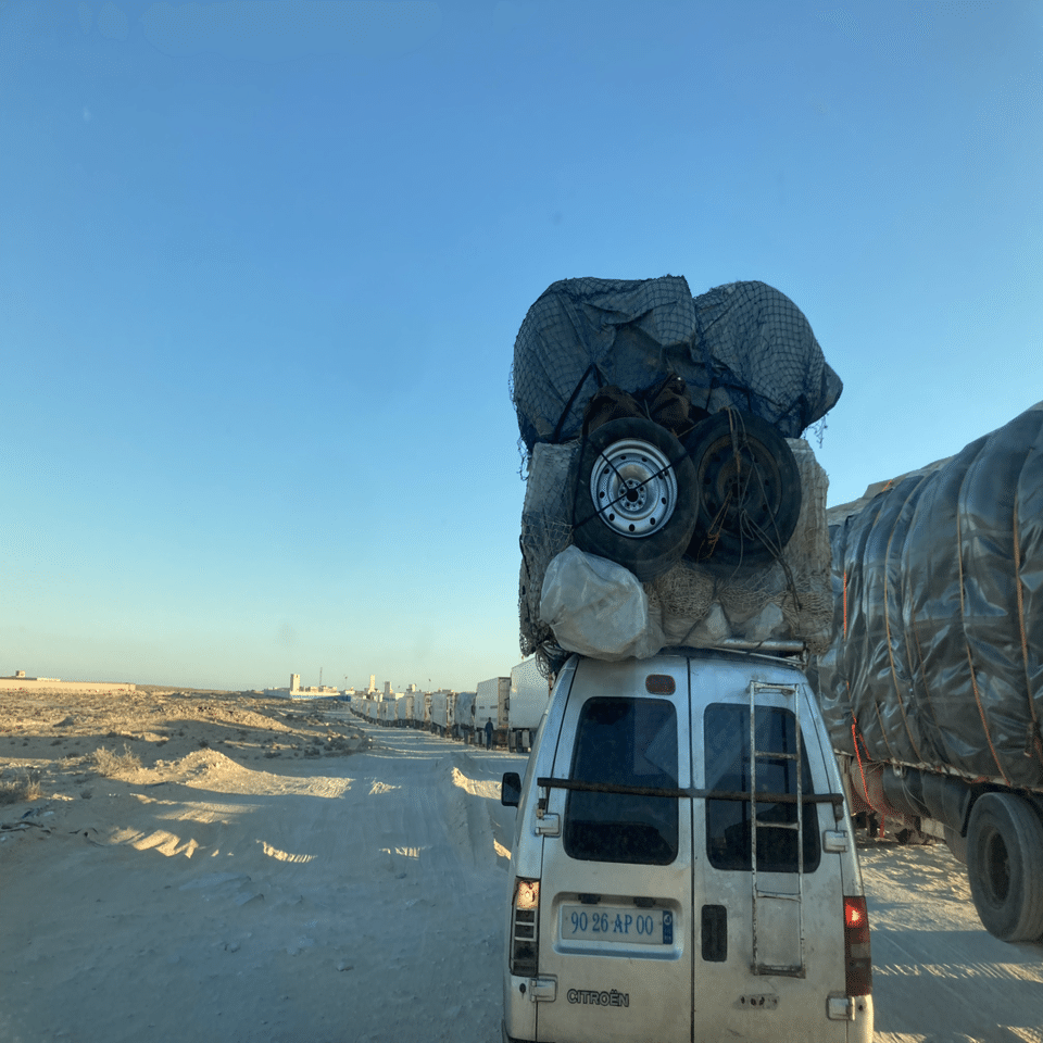 地雷原を通ってモーリタニア入国しカオスのヌアディブへ。検問所横で満点の星を見ながら車中泊(2023年12月3日)｜まよりこ@車で西アフリカ南下中