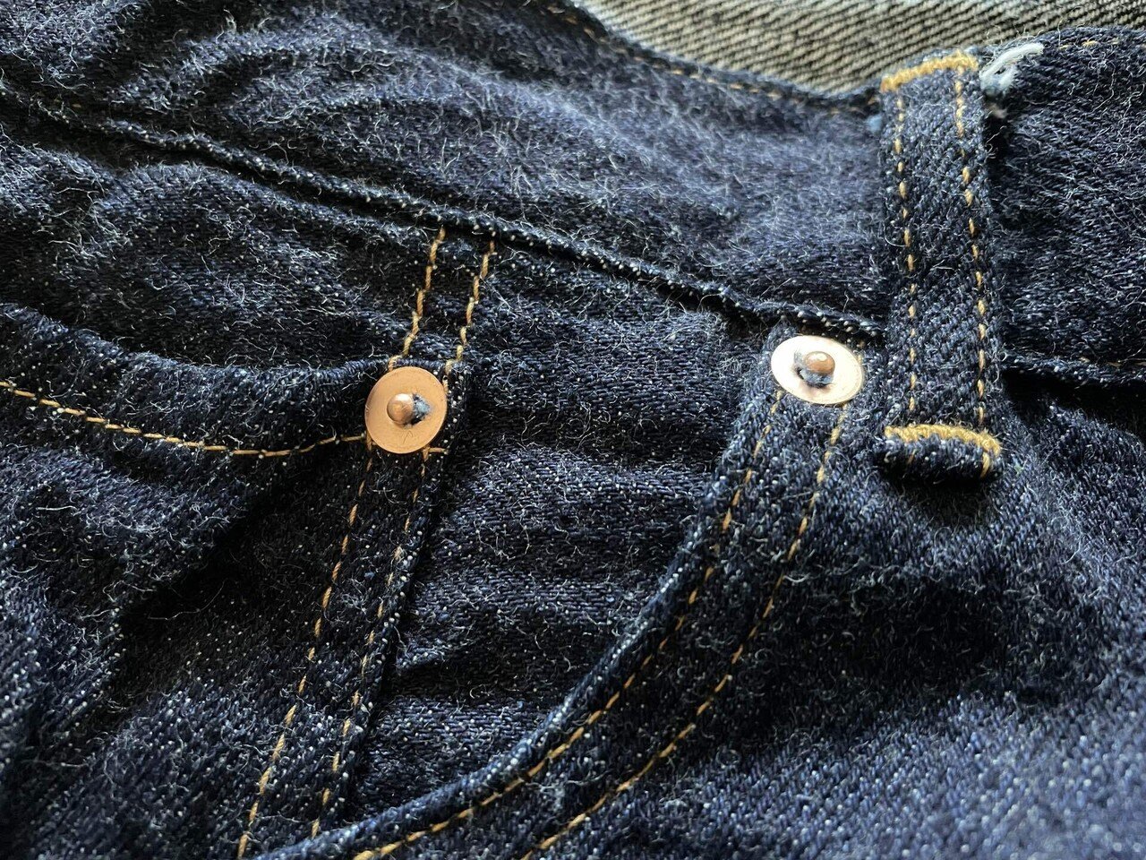 素人が深掘り】COMOLIのデニム5Pパンツ(NAVY)。モデルとなった 素人が深掘り】COMOLIのデニム5Pパンツ(NAVY)。モデルとなった