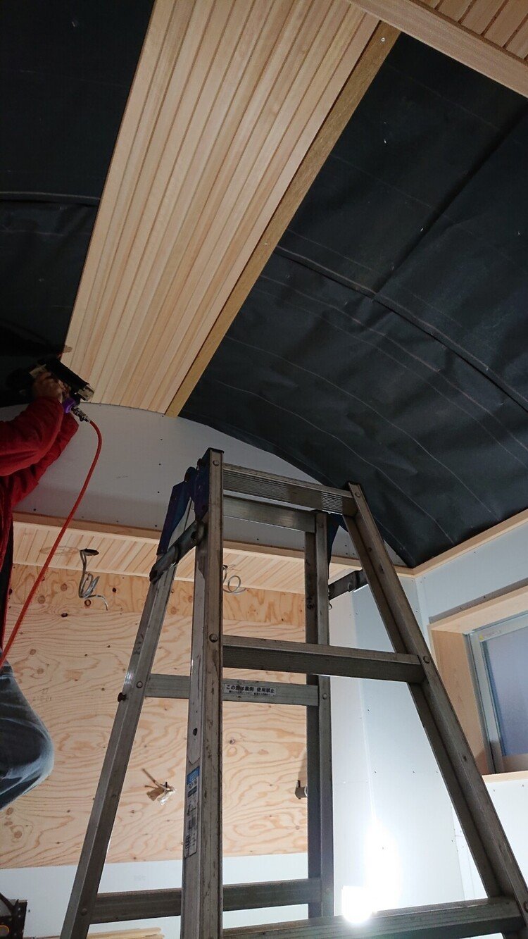 2019年11月　浴室の船床天井。数寄屋大工の棟梁の指示のもと慎重に施工してゆく家主。