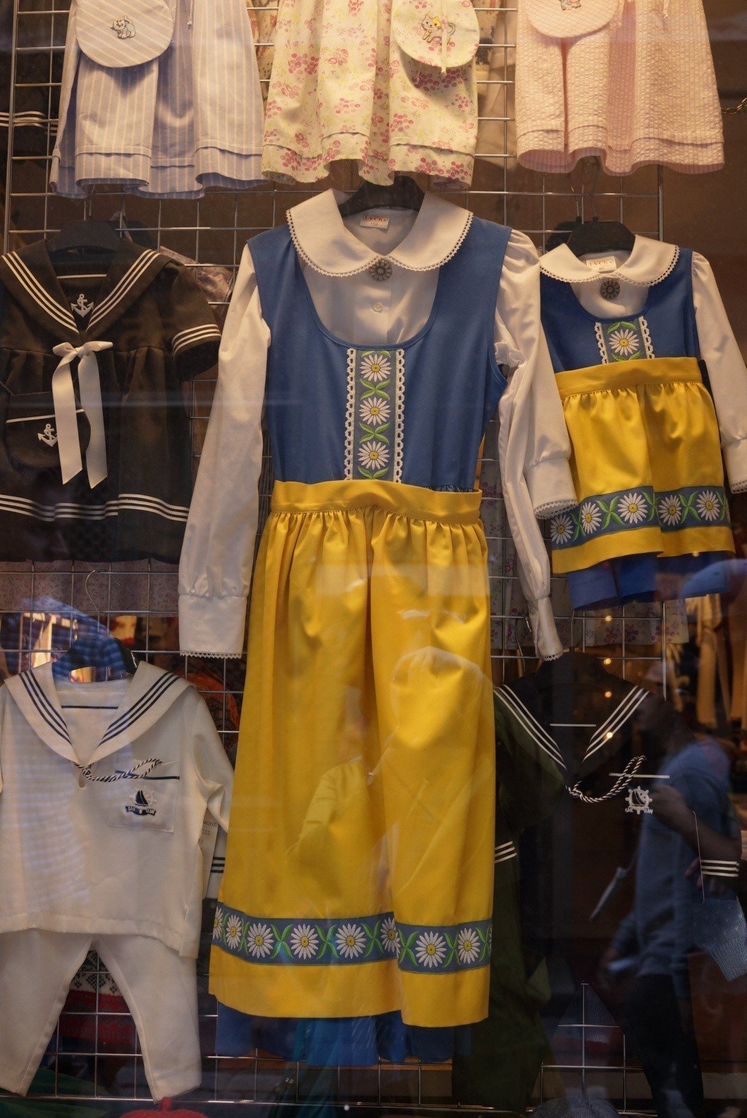 スウェーデンの民族衣装的な 可愛い色 国旗 と同じ配色のブルーと黄色 お花の可愛らしいデザインが北欧っぽくて イベントでなくてもちょっと着てみたい Misa Note