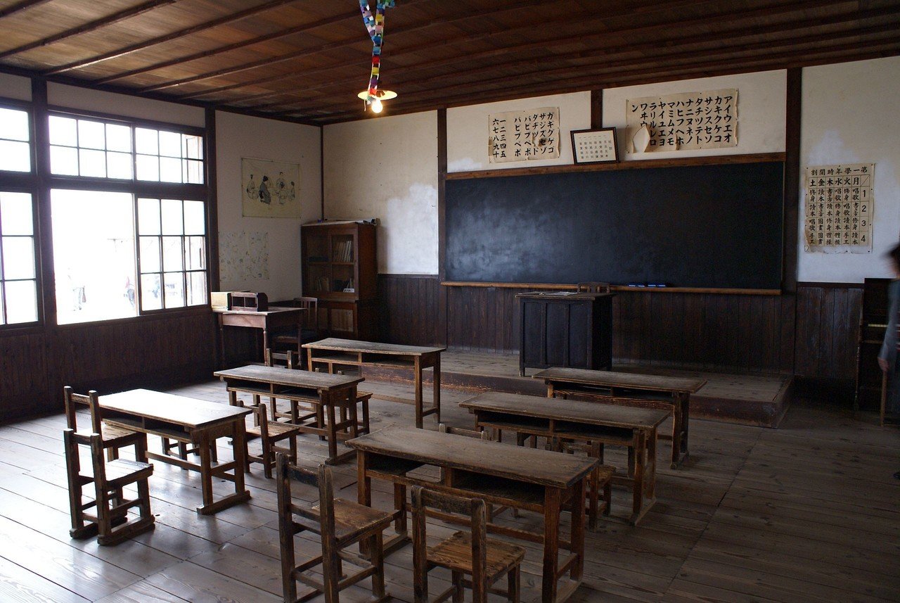 教室の机は 生徒から見て窓が左側になるように並べられています これは ノートをとる際に 右手の影がノートに映りこんで邪魔にならないようにするため 右利き基準ということですね 黒板も 黒ではなく目に Mokosamurai もこ侍 Note