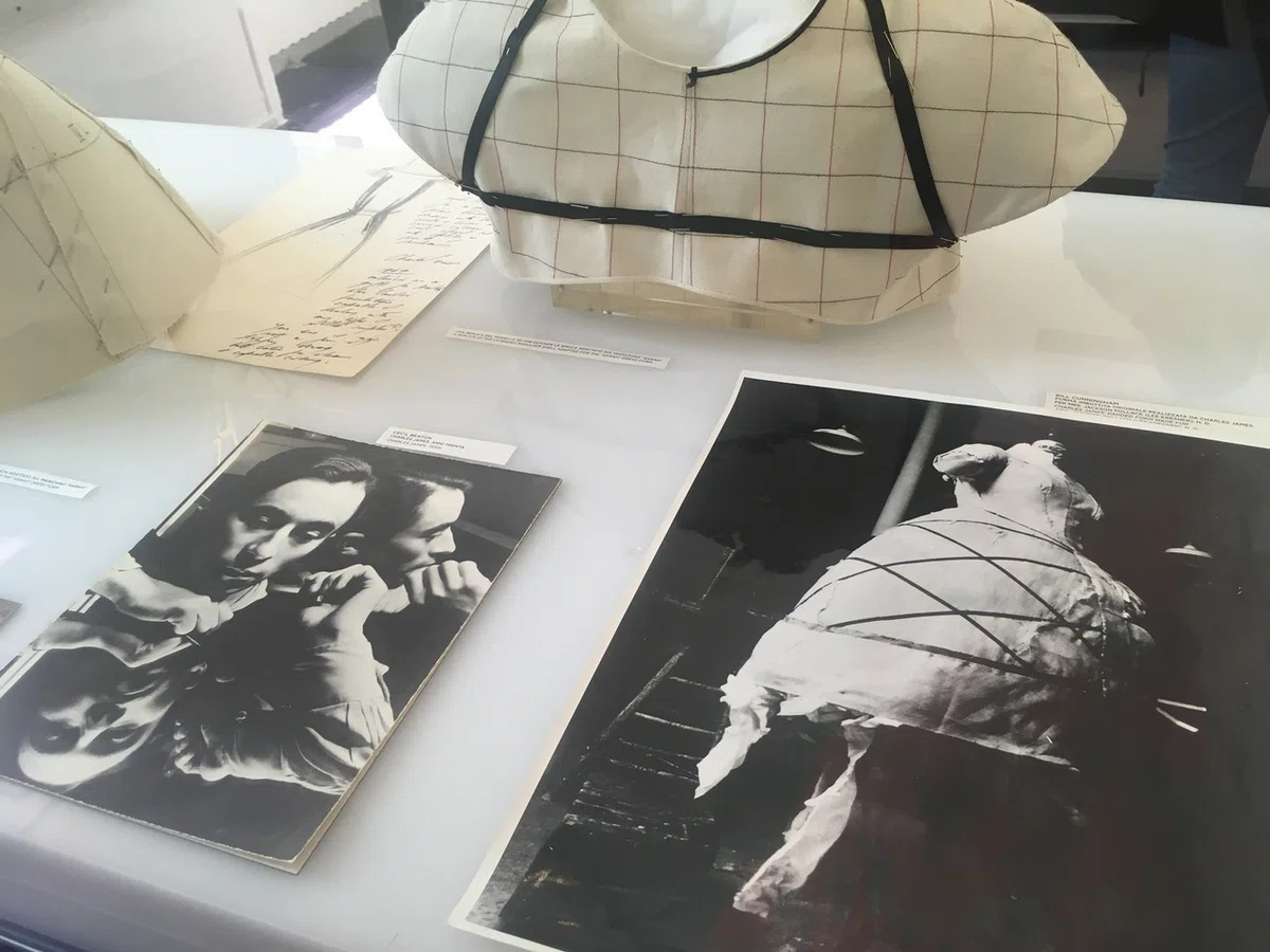 20世紀のモードを牽引したデザイナー、チャールズ・ジェームズの特別展