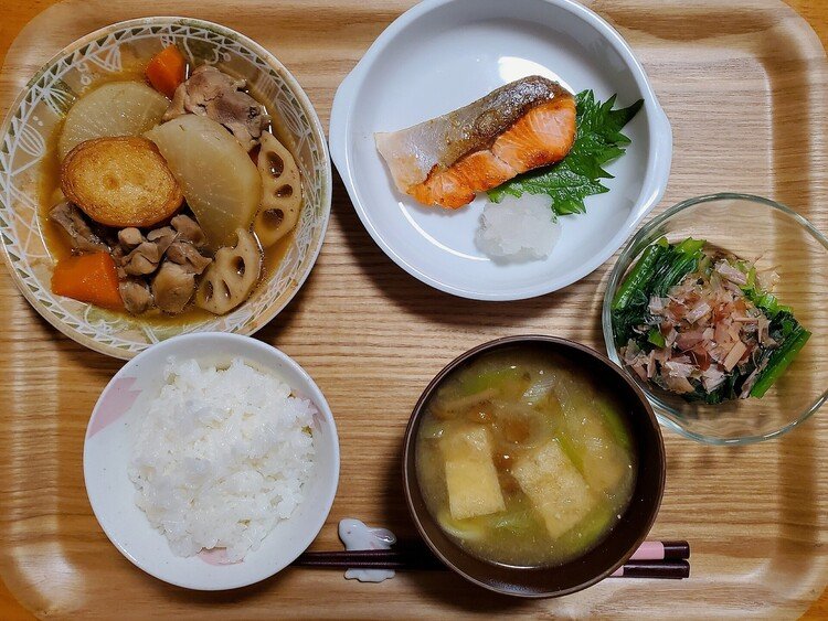 焼き鮭、根菜と鶏肉の煮物、小松菜のお浸し、なめこと油揚げのお味噌汁。今日は12月だというのに春の陽気。暑かったり寒かったりで困っちゃうなー。体に優しく、栄養が整った和食を😺🍵