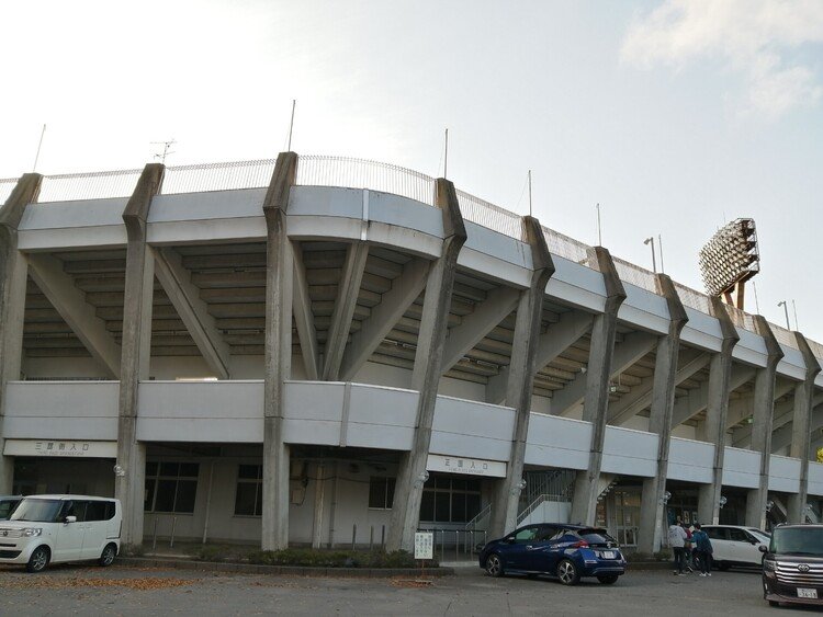 https://note.com/kinokoyama/n/n5394ccd3fda3　オフシーズンの球場。きみは初めてだね。大きくて静かで、不思議な雰囲気だったね。