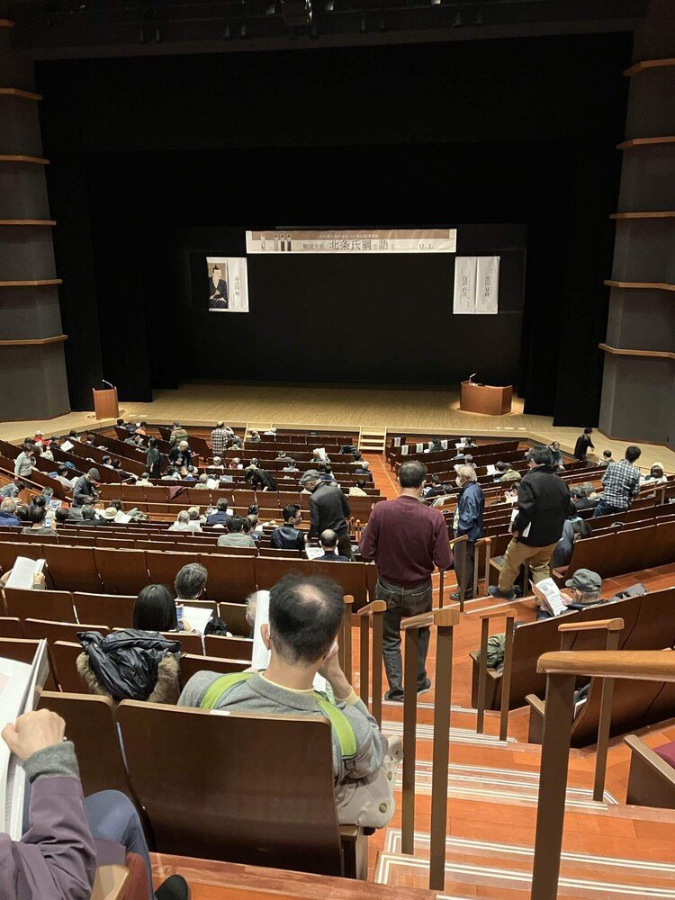 12月の初め、小田原城の講演会に行ってきました。ほぼ、満席で関連図書も履修済みの方々が大半だったです。みんなすごいな。私はテーマの北条氏綱については太田道灌本で初めてちょっと知りました。