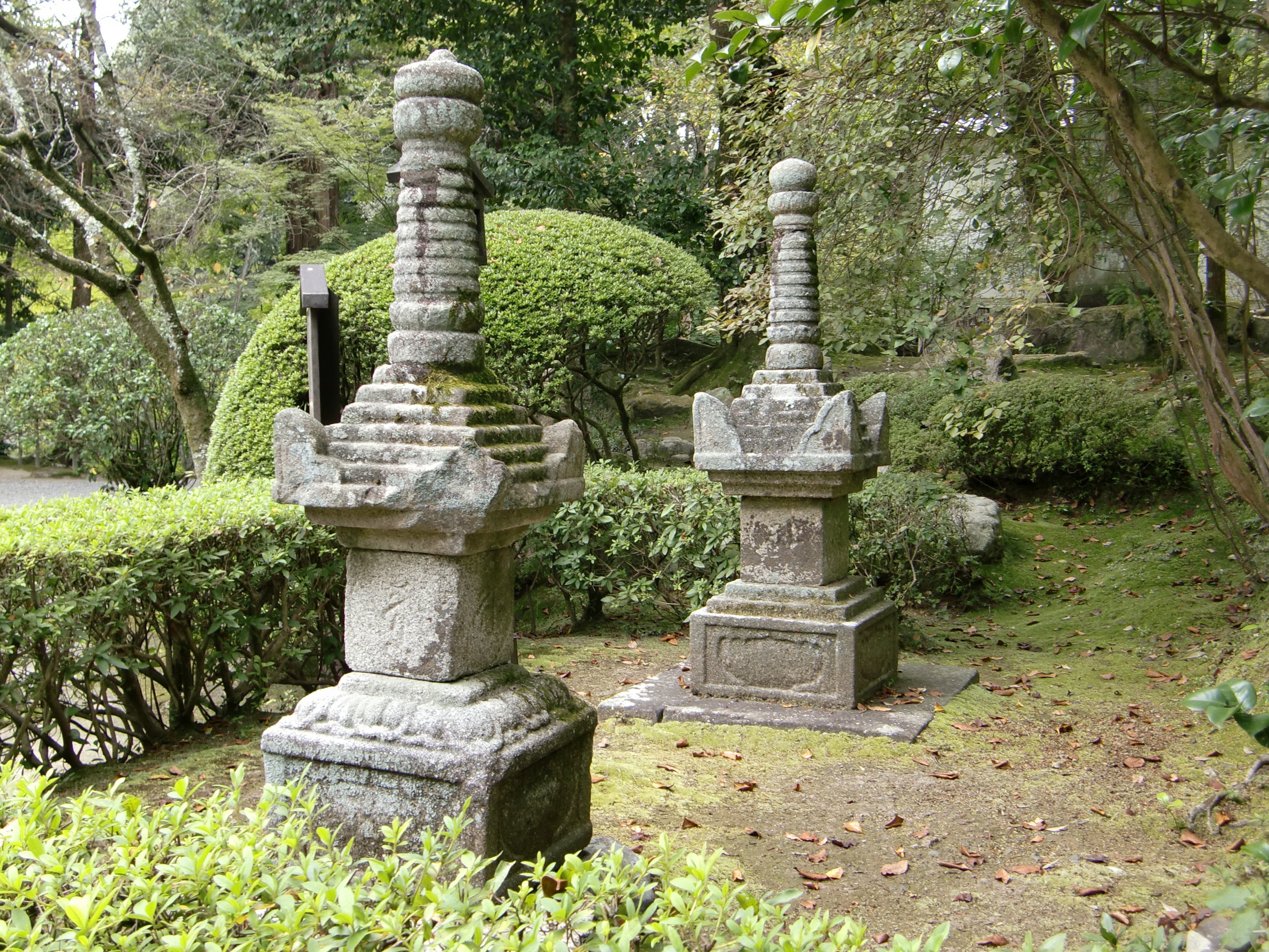 滋賀県内の石造物⑩：石山寺宝篋印塔（源頼朝・亀ヶ谷禅尼供養塔