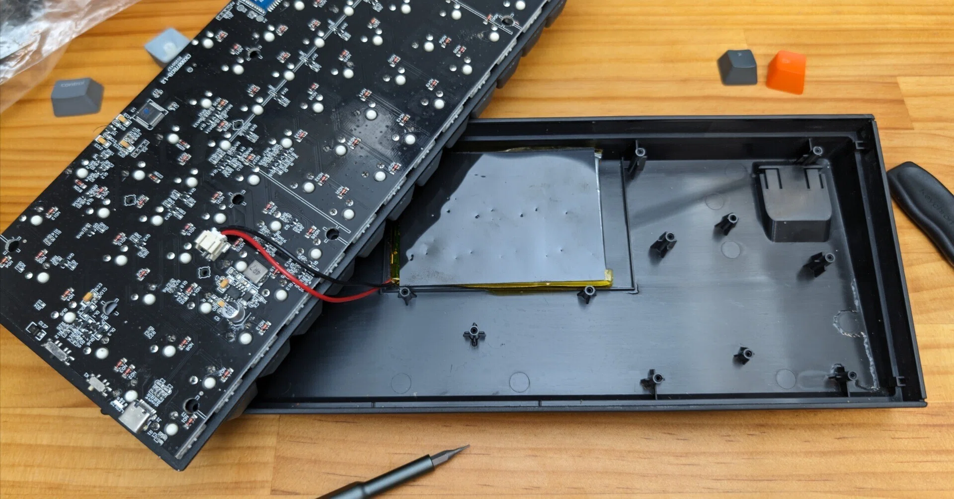 Keychronキーボードのバッテリー交換ガイド｜NORILOG（ノリログ）