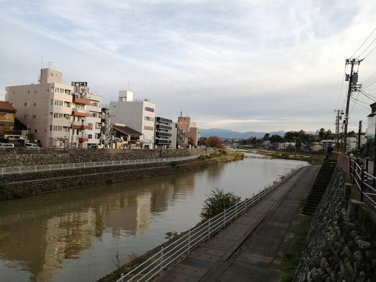 https://note.com/kinokoyama/n/n5394ccd3fda3　きみと歩いた川べりを橋から見渡した。今日も暖かかったね。おかしな天気だけど、もう少しだけこのままで。