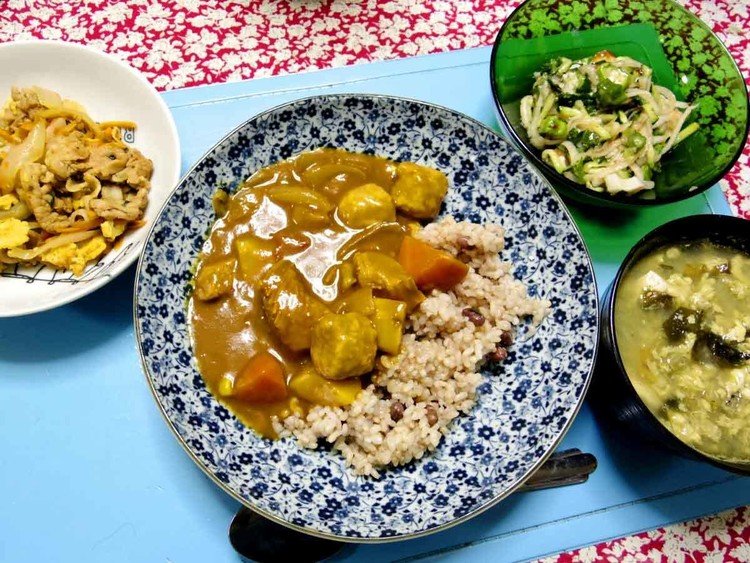 今夜は二日目のカレー、玉葱人参豚肉炒り卵のニンニクソース炒め、オクラキュウリちくわ大根のキムチサラダ、例のお味噌汁です。