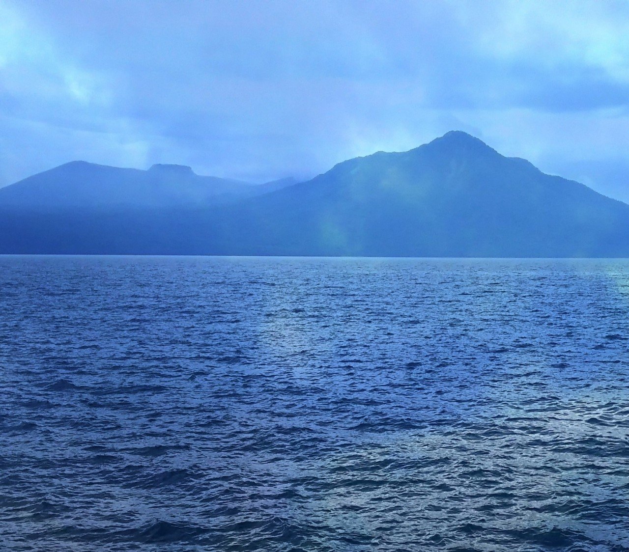 支笏湖 左に見える ポコンとオヘソが突き出ているのが 樽前山 湖がきれい ハスカップを食べたくて 千歳空港の帰りに 苫小牧へ回り 支笏湖 道路を走って帰宅 支笏湖が綺麗と感じるのは3回に１回くらい 底 風花会那 Note