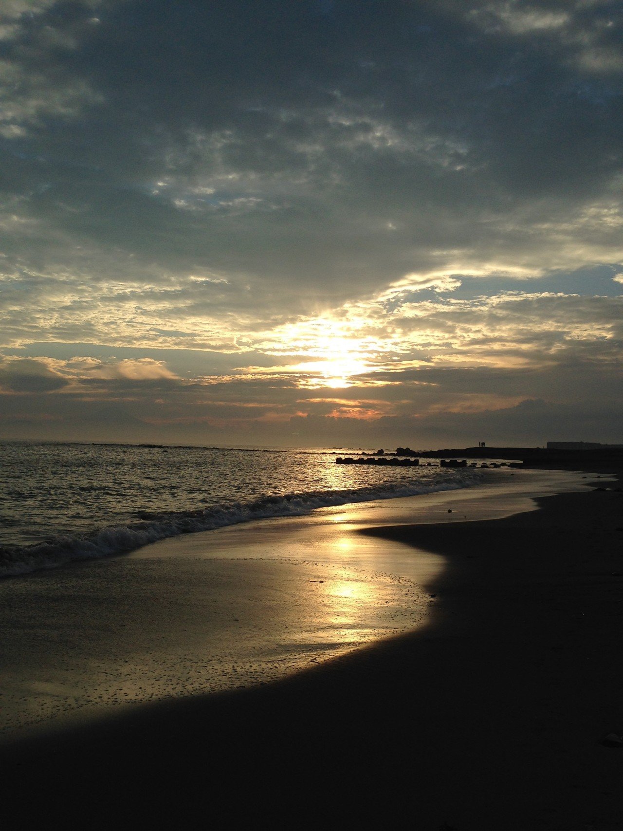 Sea 青い色の眠り石 白い貝殻の墓標 波打ち際に思い出す顔 海岸線 そしてまた 波の音 太陽の名残が砂粒にうつっている 五時のチャイム 割れてしまった誰かの欠片を 拾い上げた夕暮れに 月面サナトリウム Note Sea 青い色の眠り石 白い貝殻の墓標 波打ち際に思い出す顔 海岸線 そしてまた 波の音 太陽の名残が砂粒にうつっている 五時のチャイム 割れてしまった誰かの欠片を 拾い上げた夕暮れに 月面サナトリウム Note