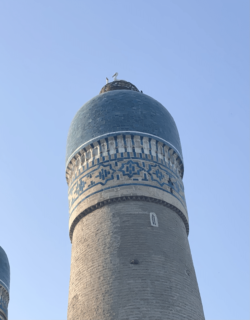 塔の上にコウノトリとコウノトリの巣が飾られている