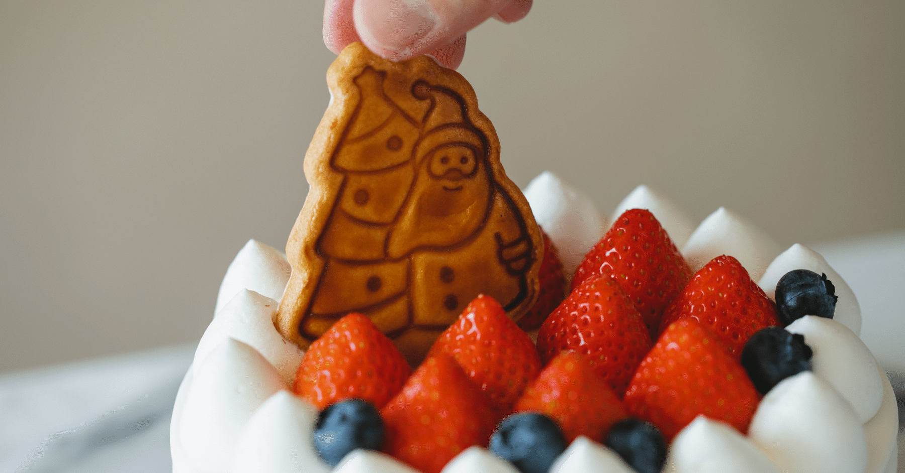 お菓子のおはなし #16】手作りサンタビスケットのクリスマスケーキ