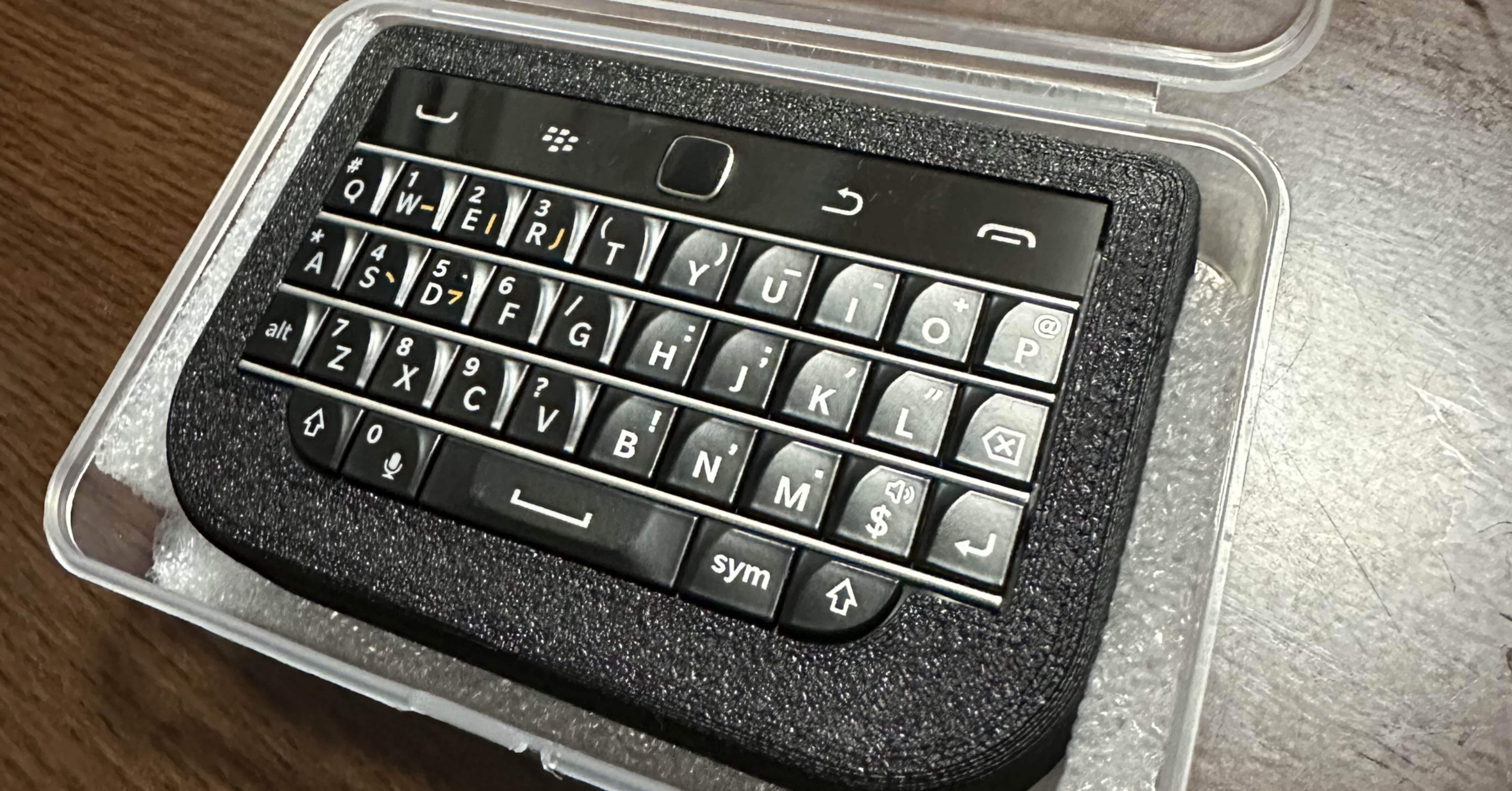 【バッテリー付】Blackberry BBQ20 キーボード ASCII.jp：BlackBerry教徒が使途を考えずUSBブラベリキーボード