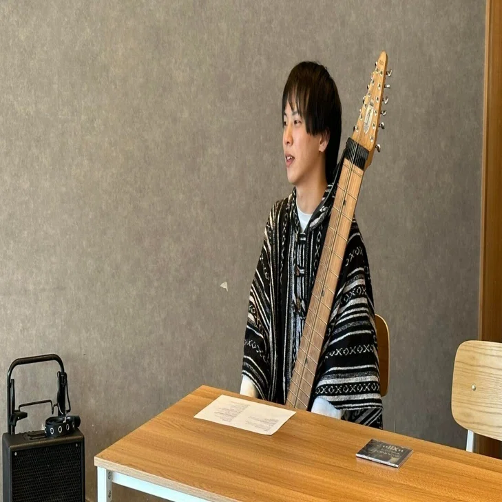 街にとけこむ音楽を生み出す弦楽器、チャップマン・スティック奏者 