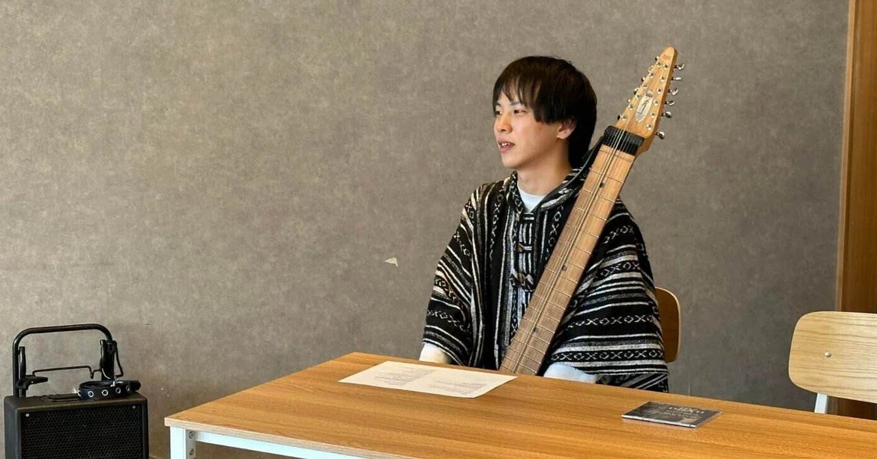 街にとけこむ音楽を生み出す弦楽器、チャップマン・スティック奏者