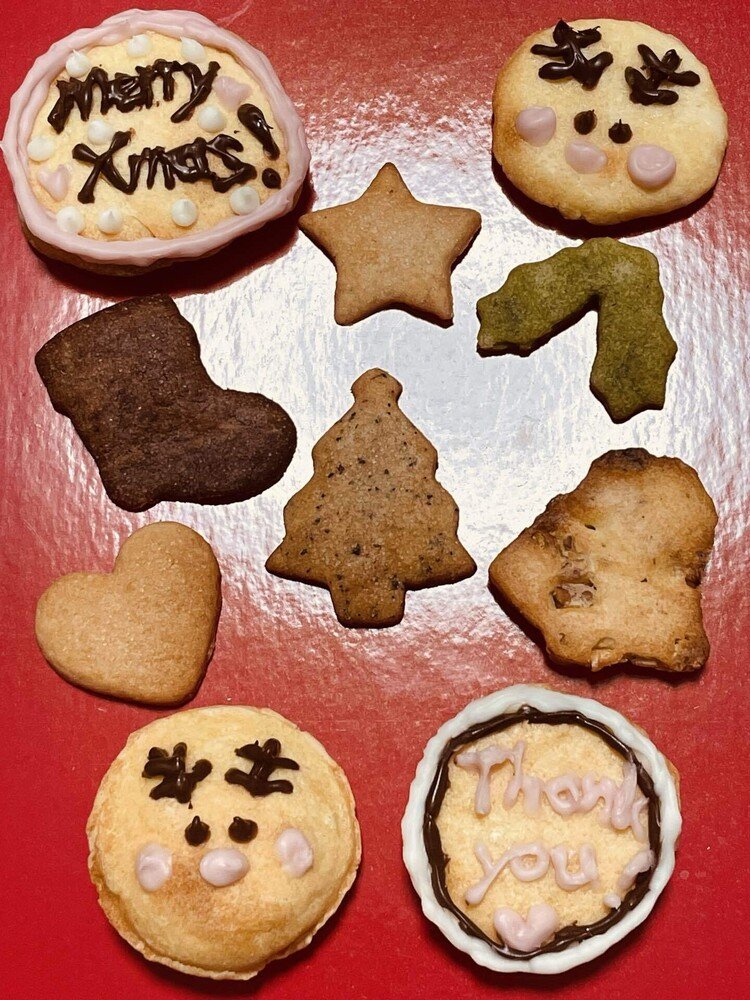 食いしん坊のわたしが、幼い頃からずっとやってみたかったこと。それはクリスマスにクッキーを焼くこと。それを大切な人たちと分かち合うこと。みんながほっこりする笑顔を生み出す魔法のクッキー。遂に挑戦することができました。。。！長持ちさせるためにアドベント用のクッキーにはシナモンやジンジャー等のスパイスを入れるそう。しかしどうも得意不得意がある。どうせなら作ってみたかった種類を全部試してみたい！最終的に7種類のクッキーを作りたいという欲張りな計画誕生。オーブンないから魚グリルで代用という無謀さ付き笑♡ふはははは！