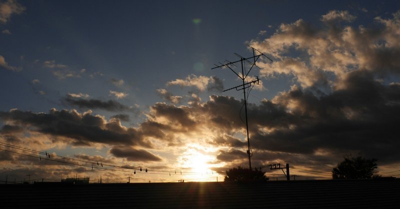 朝焼けの空と雲と夕焼けの空