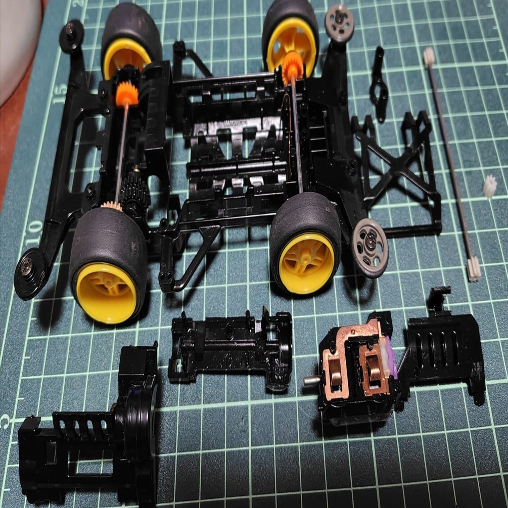 久々にミニ四駆を分解してみると、仕組みや進化などの発見が出来て