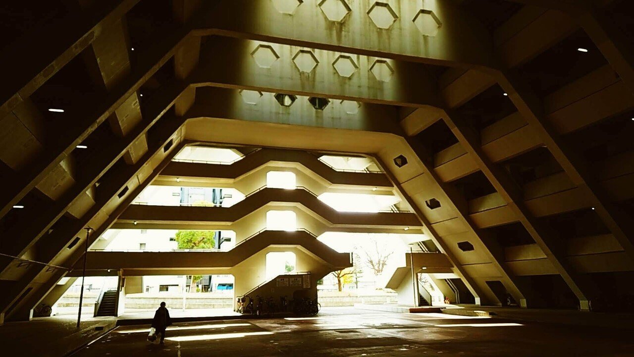 今日は探索に出向いていました。リミナル・スペース(Liminal Space)ってあるでしょ? まさにそんな感じ。虚構と現実が交差する空間