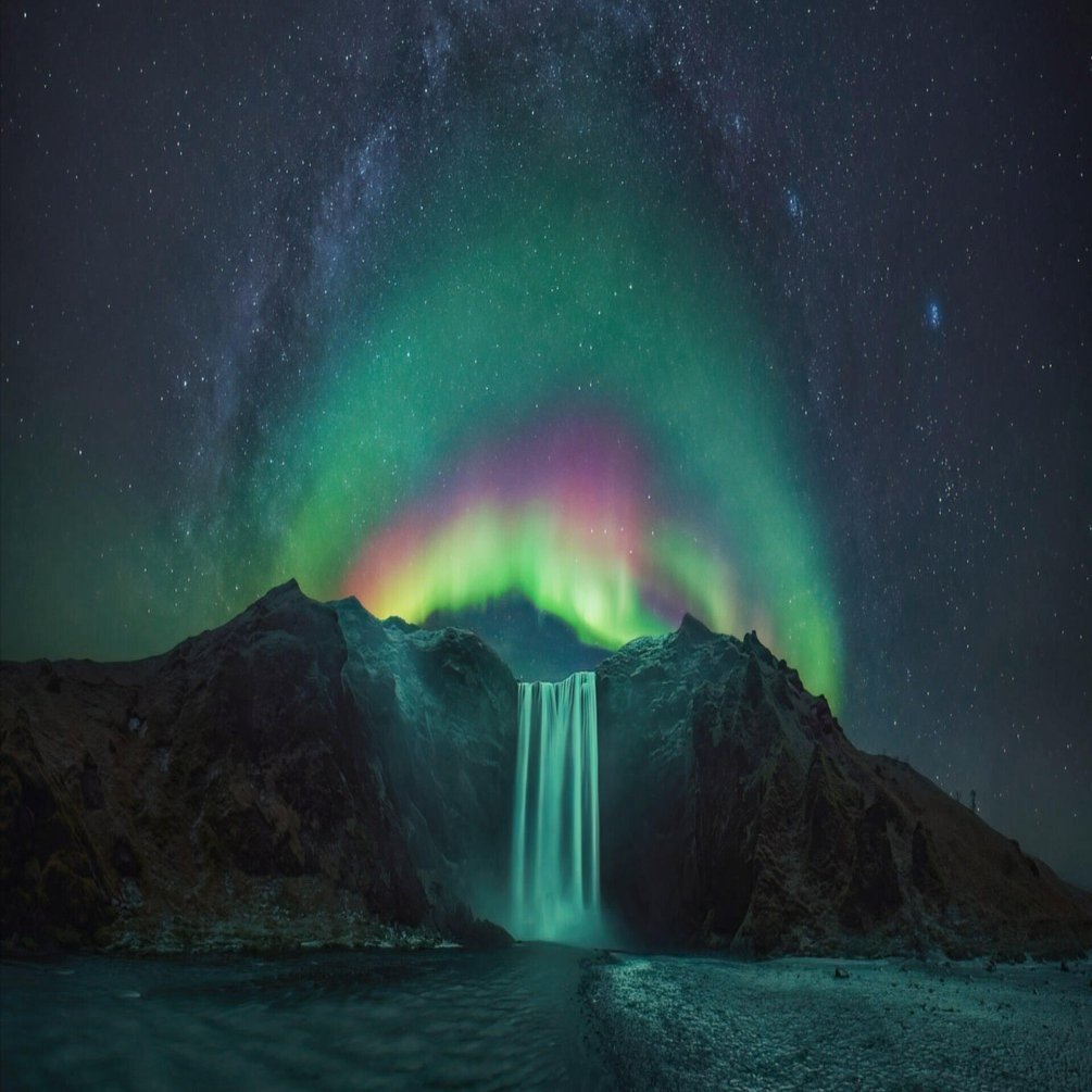 滝にかかるオーロラの虹｜yasu