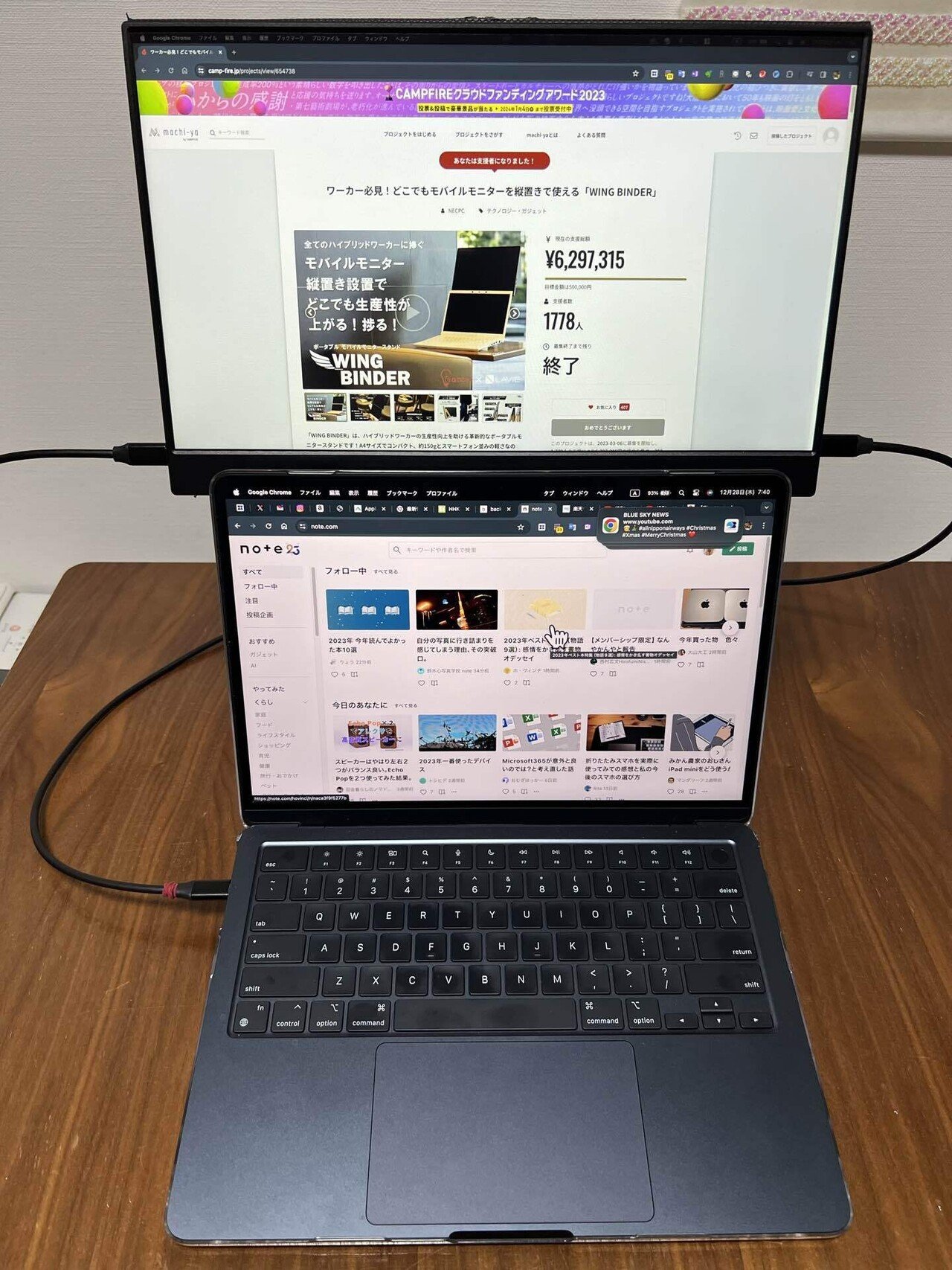 モバイルモニターなどを縦置きできる「WING BINDER」｜あき