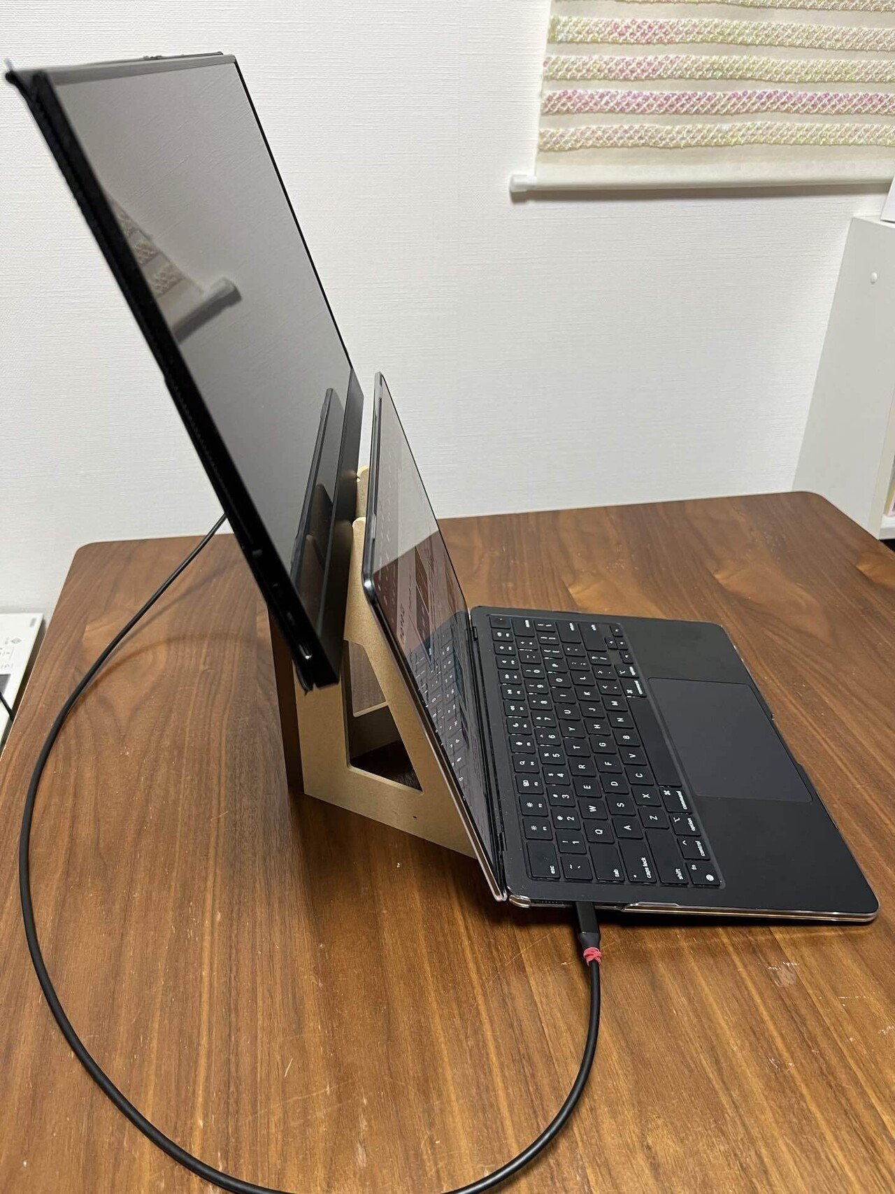 モバイルモニターなどを縦置きできる「WING BINDER」｜あき