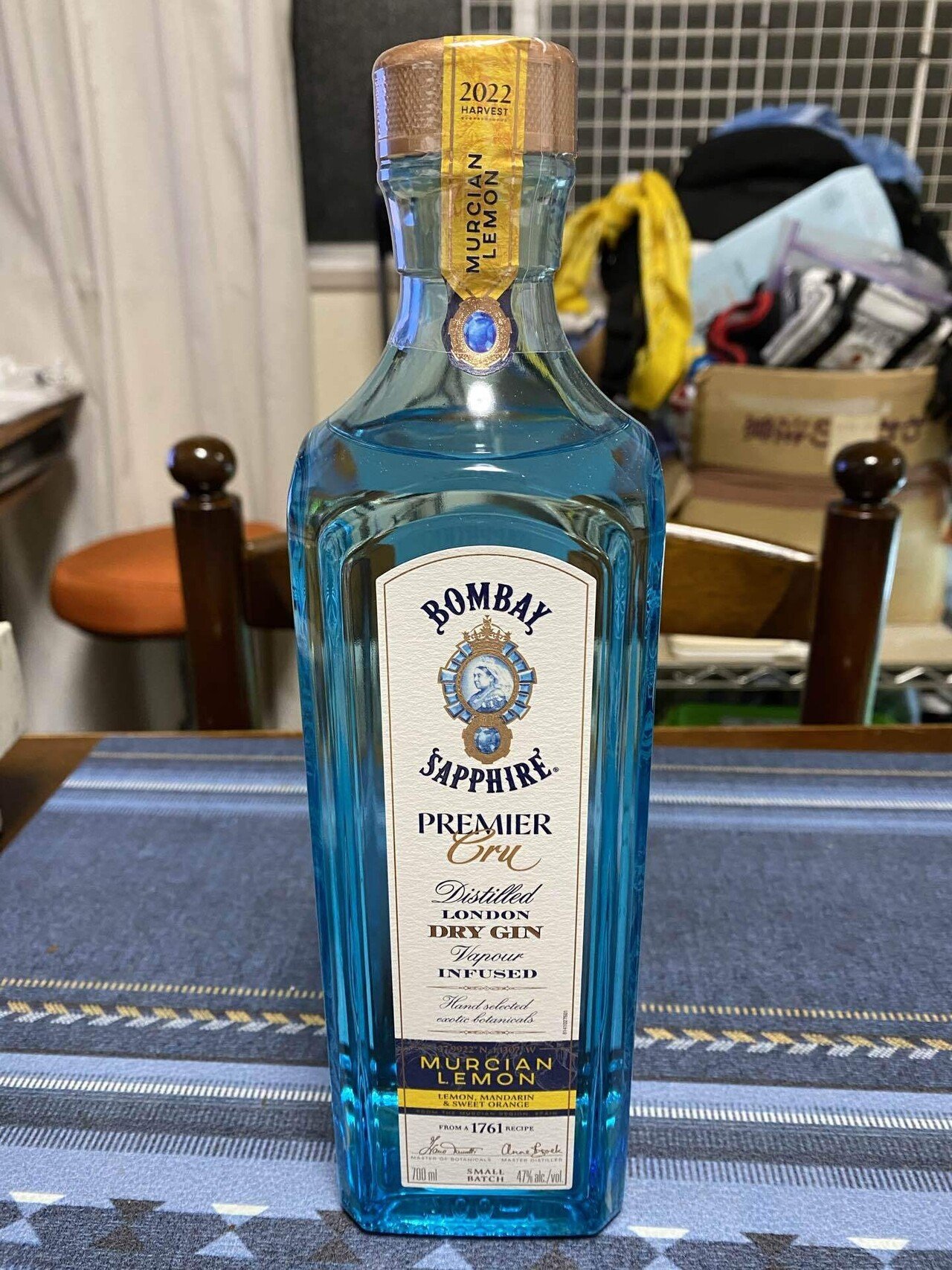 すごいきれいなお酒。ボンベイ サファイアと言うお酒です すごいきれいなお酒。ボンベイ サファイアと言うお酒です