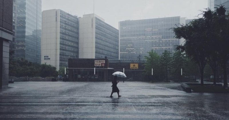 とうめいな傘さしたまま梅雨の底