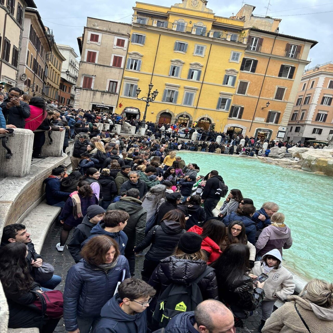 イタリア🇮🇹旅行】3日目④トレビの泉、コインを後ろ向きで投げますか？｜Lucydog