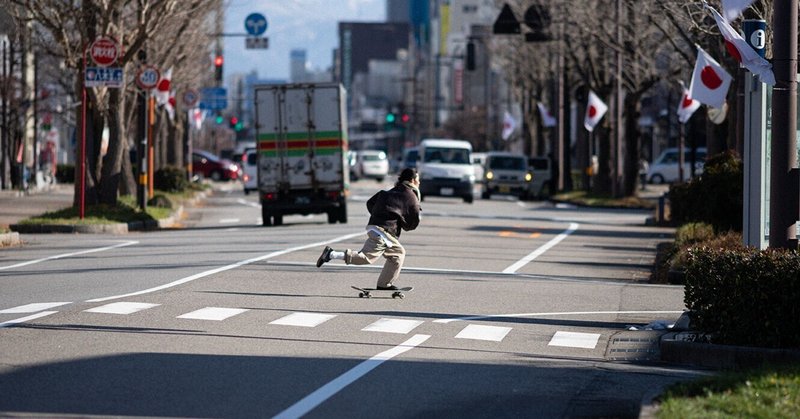 Last Resort ABのスニーカーと古着のムートンジャケット。