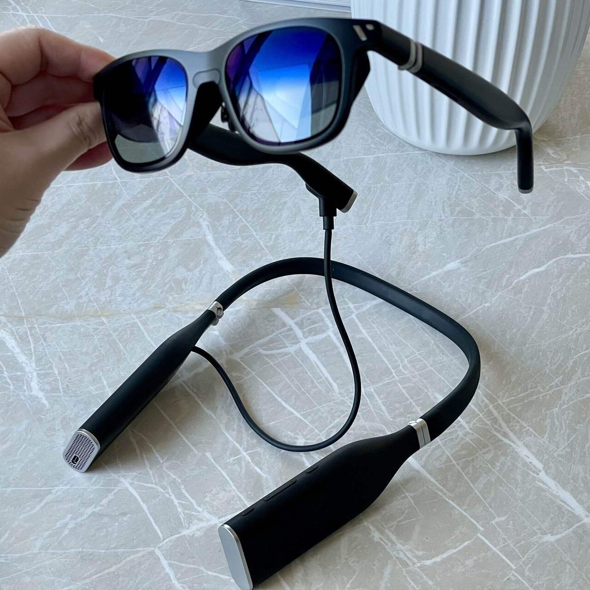 VITURE One と ネックバンドの組み合わせで家事をしながら動画をみよう  