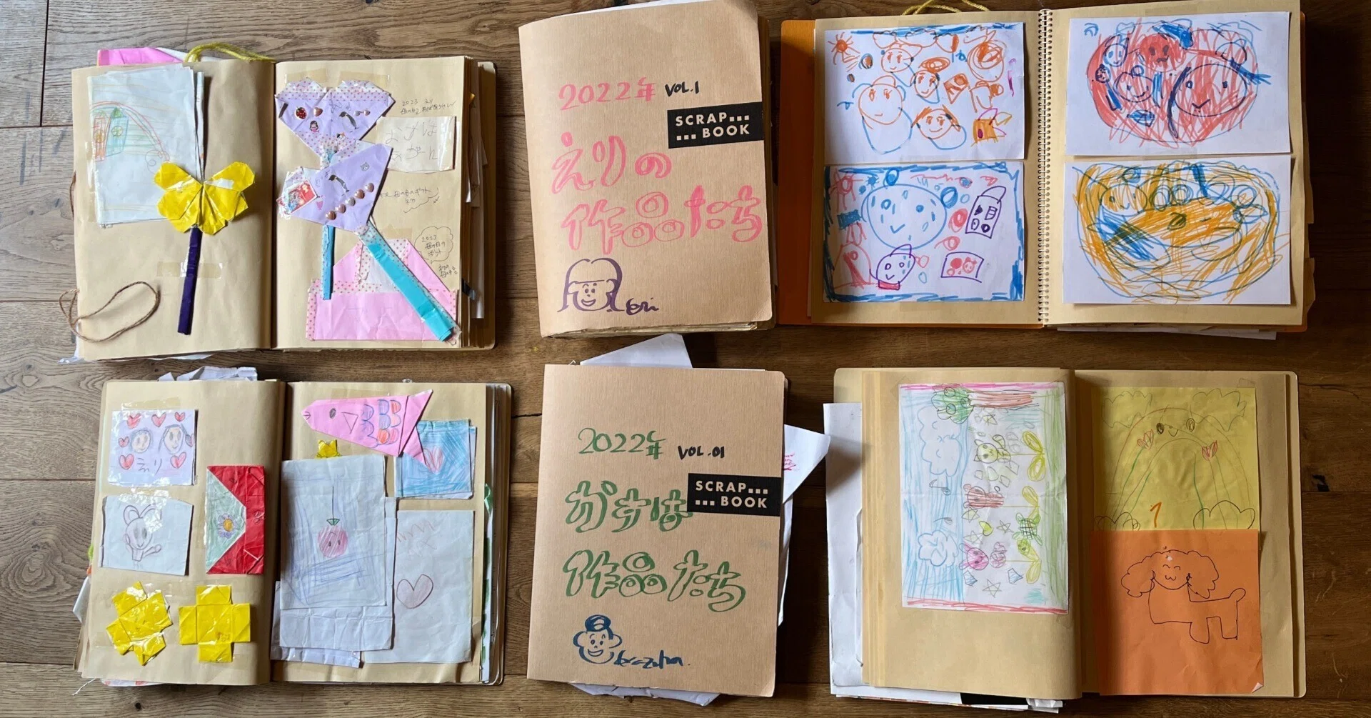 子どもたちの作品をスクラップブックにまとめる母親が子育ての中で願っ