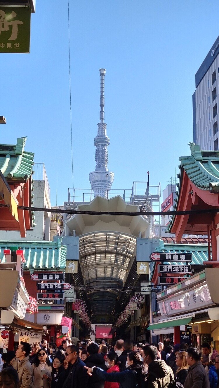 観光客で賑わう浅草寺から見える東京スカイツリー。武漢ウイルス騒動からのダメージから復活した。新旧東京の風景を見ることができるいい場所だ。