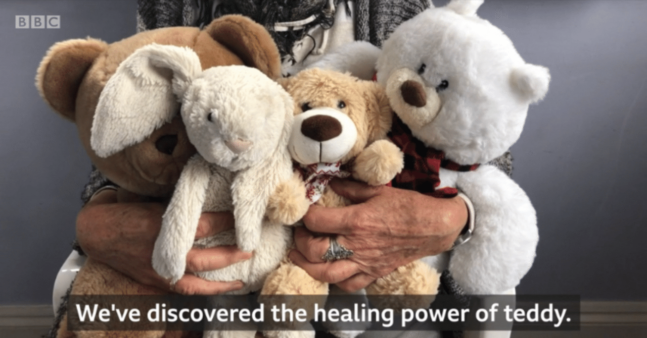 🇬🇧ヘレフォードシャーのテディベア・チャリティ創設者にMBE勲章を授与(BBC)|ぼくはくま