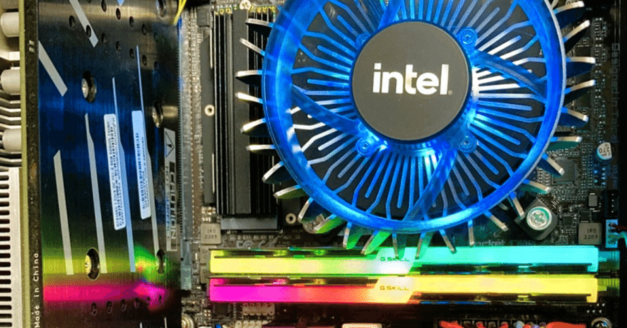 デスクの下のMini-ITX。 GIGABYTE H610I と余り物パーツで小さいPCを