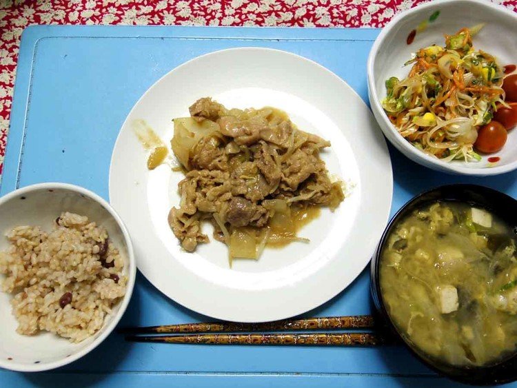 今夜は豚ともやしと玉葱の味噌ニンニク炒め、キャベツプチトマトニンジンタマネギコーンのサラダ、豆腐とかワカメとかアレのお味噌汁、ご飯です。